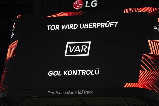 Videoschiedsrichter entscheidet - Frankfurt 16.09.2021: Eintracht Frankfurt vs. Fenerbahce Istanbul, Deutsche Bank Park, 1. Spieltag UEFA Europa League