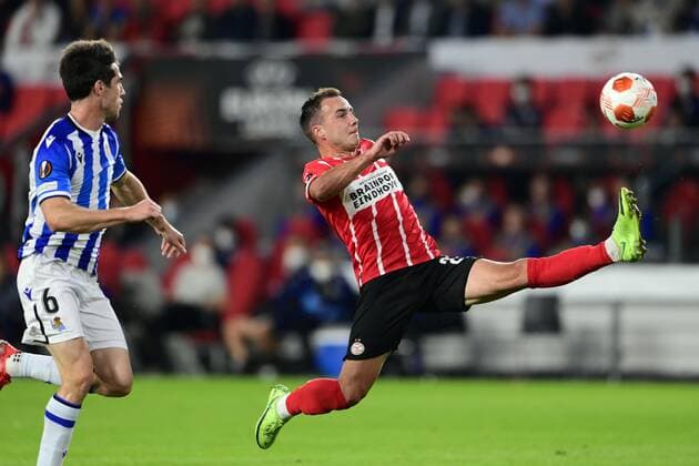 EINDHOVEN - (lr) Aritz Elustondo of Real Sociedad, Mario Gotze of PSV Eindhoven during the UEFA Europa League match between PSV Eindhoven and Real Sociedad at Phillips Stadium on September 16, 2021 in Eindhoven, Netherlands. ANP OLAF KRAAK UEFA Europa League 2021 2022 xVIxANPxSportx xxANPxIVx