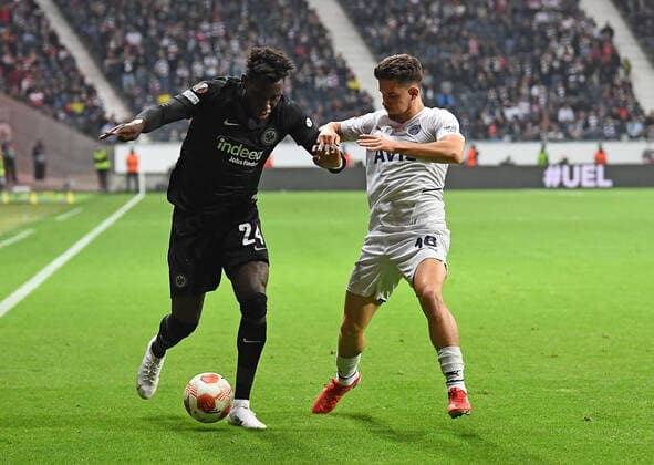 16.09.2021, xjhx, Fussball UEFA Europa League, Eintracht Frankfurt - Fenerbahce SK Istanbul emspor, v.l. Danny da Costa (Eintracht Frankfurt) Ferdi Kadioglu (Fenerbahce Istanbul) Zweikampf, Aktion, action, battle for the ball (DFL DFB REGULATIONS PROHIBIT ANY USE OF PHOTOGRAPHS as IMAGE SEQUENCES and or QUASI-VIDEO) Frankfurt am Main