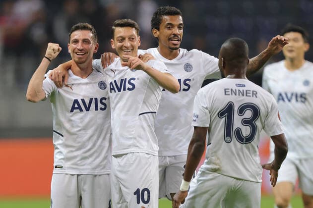 Eintracht Frankfurt - Fenerbahce SK, UEFA Europa League Jubel nach dem Tor zum 0:1 durch Mesut Özil (Fenerbahce SK, 10). Spiel der UEFA Europa League zwischen Eintracht Frankfurt und Fenerbahce SK am 16. September 2021 im Deutsche Bank Park in Frankfurt am Main., Frankfurt am Main Hessen Deutschland Deutsche Bank Park