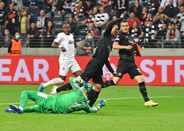 16.09.2021, xjhx, Fussball UEFA Europa League, Eintracht Frankfurt - Fenerbahce SK Istanbul emspor, v.l. Daichi Kamada (Eintracht Frankfurt) Altay Bayindir (Fenerbahce Istanbul) (DFL DFB REGULATIONS PROHIBIT ANY USE OF PHOTOGRAPHS as IMAGE SEQUENCES and or QUASI-VIDEO) Frankfurt am Main