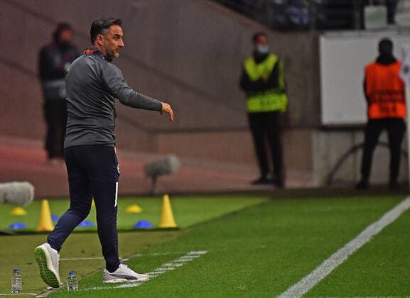 16.09.2021, xjhx, Fussball UEFA Europa League, Eintracht Frankfurt - Fenerbahce SK Istanbul emspor, v.l. Trainr Vitor Pereira (Fenerbahce Istanbul) gestikuliert, gibt Anweisungen gesticulate giving instructions (DFL DFB REGULATIONS PROHIBIT ANY USE OF PHOTOGRAPHS as IMAGE SEQUENCES and or QUASI-VIDEO) Frankfurt am Main