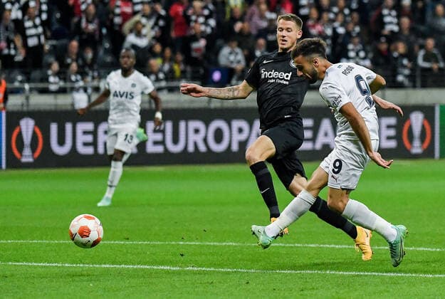 16.09.2021, xpsx, Fussball UEFA Europa League, Eintracht Frankfurt - Fenerbahce SK Istanbul v.l. Fabio Blanco (Eintracht Frankfurt), Diego Rossi (Fenerbahce Istanbul) (DFL DFB REGULATIONS PROHIBIT ANY USE OF PHOTOGRAPHS as IMAGE SEQUENCES and or QUASI-VIDEO) emspor Frankfurt