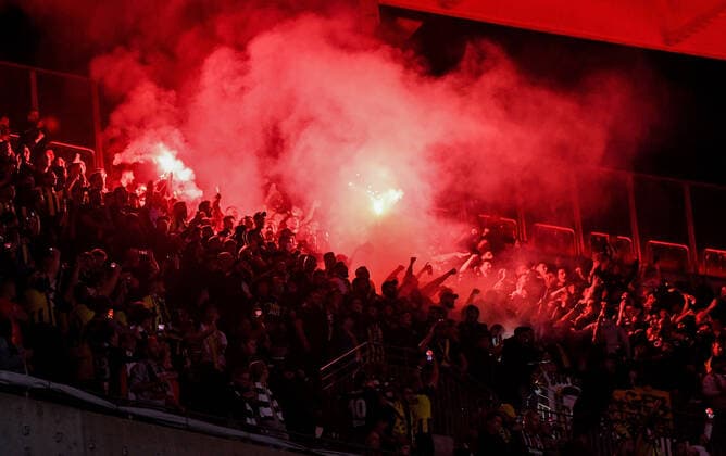 16.09.2021, xpsx, Fussball UEFA Europa League, Eintracht Frankfurt - Fenerbahce SK Istanbul v.l. Istanbul Fans Zuschauer Pyro (DFL DFB REGULATIONS PROHIBIT ANY USE OF PHOTOGRAPHS as IMAGE SEQUENCES and or QUASI-VIDEO) emspor Frankfurt