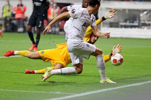 Frankfurt, Deutschland 16. September 2021: Europa League - 2021 2022 - Eintracht Frankfurt vs. Fenerbahce SK Mesut Oezil (Fenerbahce) macht das Tor zum 1:0. Deutsche Bank Park Hessen Copyright: xFotostandx xRacochax