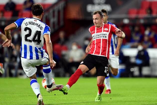 EINDHOVEN - (lr) Robin Le Normand of Real Sociedad, Mario Gotze of PSV Eindhoven during the UEFA Europa League match between PSV Eindhoven and Real Sociedad at Phillips Stadium on September 16, 2021 in Eindhoven, Netherlands. ANP OLAF KRAAK UEFA Europa League 2021 2022 xVIxANPxSportx xxANPxIVx
