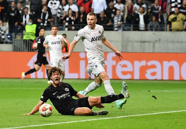 16.09.2021, xjhx, Fussball UEFA Europa League, Eintracht Frankfurt - Fenerbahce SK Istanbul emspor, v.l. Sam Lammers (Eintracht Frankfurt) Attila Szalai (Fenerbahce Istanbul) Zweikampf, Aktion, action, battle for the ball (DFL DFB REGULATIONS PROHIBIT ANY USE OF PHOTOGRAPHS as IMAGE SEQUENCES and or QUASI-VIDEO) Frankfurt am Main