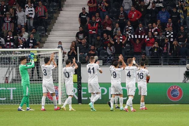 Fener jubelt mit den Fans - Frankfurt 16.09.2021: Eintracht Frankfurt vs. Fenerbahce Istanbul, Deutsche Bank Park, 1. Spieltag UEFA Europa League