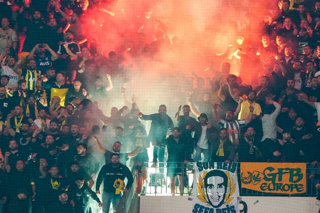 Türkische Fans brennen Bengalos ab - Frankfurt 16.09.2021: Eintracht Frankfurt vs. Fenerbahce Istanbul, Deutsche Bank Park, 1. Spieltag UEFA Europa League