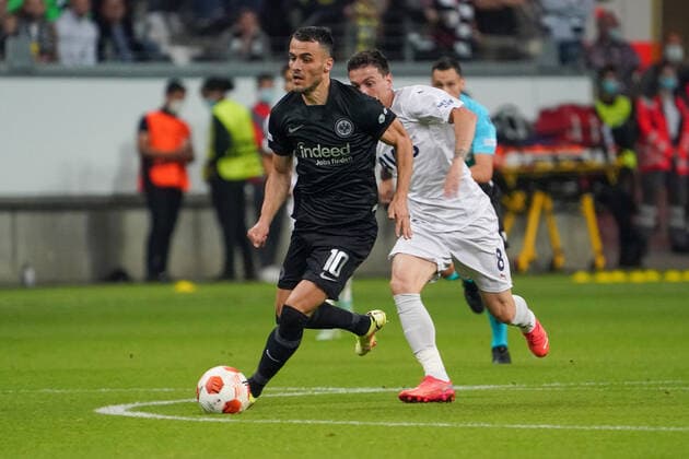 Filip Kostic (Eintracht Frankfurt) gegen Mert Hakan Yandas (Fenerbahce Istanbul) - Frankfurt 16.09.2021: Eintracht Frankfurt vs. Fenerbahce Istanbul, Deutsche Bank Park, 1. Spieltag UEFA Europa League