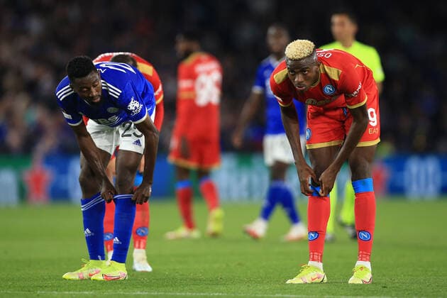 Sport Bilder des Tages Football - UEFA Europa League - Group C - Leicester City v SSC Napoli 16th September 2021 - UEFA Europa League - Group C - Leicester City v SSC Napoli - Wilfred Ndidi of Leicester City and Victor Osimhen of Napoli pull up their socks - Photo: Simon Stacpoole Offside. Leicester UK Copyright: xSimonxStacpoolexOffside