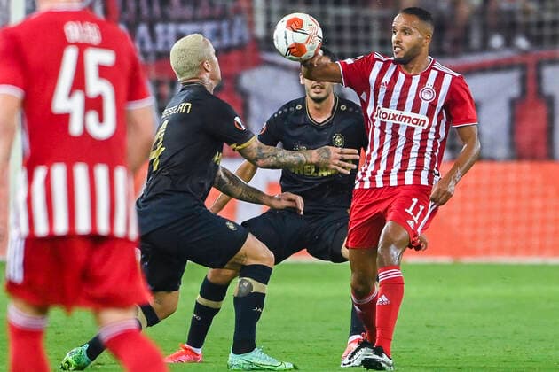 Fußball, EL, Olympiakos Piräus - Royal Antwerpen Antwerp s Radja Nainggolan and Olympiacos Youssef El Arabi fight for the ball during a soccer game between Greek Olympiacos F.C. and Belgian Royal Antwerp FC, Thursday 16 September 2021 in Piraeus, Athens, Greece, on the first day (out of six) in the Group D of the UEFA Europa League group stage. LAURIExDIEFFEMBACQ  x3089102x