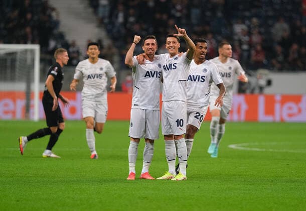 Mesut Oezil (Fenerbahce Istanbul, 10) bejubelt seinen Treffer zum 0-1 mit Mert Hakan Yandas (Fenerbahce Istanbul, 8) beim Spiel Eintracht Frankfurt vs. Fenerbahce Istanbul in der Uefa Europa League am 16.09.2021 Eintracht Frankfurt vs. Fenerbahce Istanbul, Fussball, Uefa Europe League, 16.09.2021 Frankfurt Copyright: xEibner-Pressefotox xMichaelxBermx