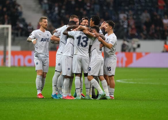 Mesut Oezil (Fenerbahce Istanbul, 10) bejubelt seinen Treffer zum 0-1 mit seinen Mitspielern beim Spiel Eintracht Frankfurt vs. Fenerbahce Istanbul in der Uefa Europa League am 16.09.2021 Eintracht Frankfurt vs. Fenerbahce Istanbul, Fussball, Uefa Europe League, 16.09.2021 Frankfurt Copyright: xEibner-Pressefotox xMichaelxBermx