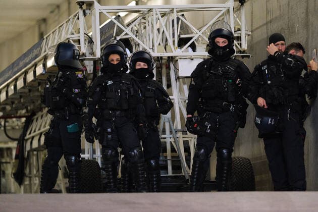 Polizeibeamte beim Spiel Eintracht Frankfurt vs. Fenerbahce Istanbul in der Uefa Europa League am 16.09.2021 Eintracht Frankfurt vs. Fenerbahce Istanbul, Fussball, Uefa Europe League, 16.09.2021 Frankfurt Copyright: xEibner-Pressefotox xMichaelxBermx