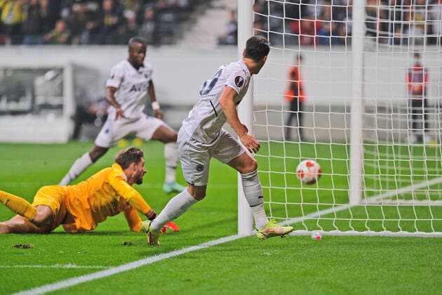 Mesut Oezil (Fenerbahce Istanbul, 10) erzielt das 0-1 gegen Kevin Trapp (Eintracht Frankfurt, 1) beim Spiel Eintracht Frankfurt vs. Fenerbahce Istanbul in der Uefa Europa League am 16.09.2021 Eintracht Frankfurt vs. Fenerbahce Istanbul, Fussball, Uefa Europe League, 16.09.2021 Frankfurt Copyright: xEibner-Pressefotox xMichaelxBermx