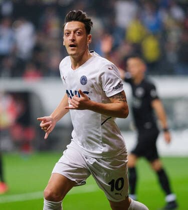 Mesut Oezil (Fenerbahce Istanbul, 10) bejubelt seinen Treffer zum 0-1 beim Spiel Eintracht Frankfurt vs. Fenerbahce Istanbul in der Uefa Europa League am 16.09.2021 Eintracht Frankfurt vs. Fenerbahce Istanbul, Fussball, Uefa Europe League, 16.09.2021 Frankfurt Copyright: xEibner-Pressefotox xMichaelxBermx
