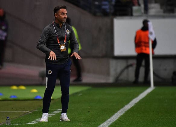 16.09.2021, xjhx, Fussball UEFA Europa League, Eintracht Frankfurt - Fenerbahce SK Istanbul emspor, v.l. Trainr Vitor Pereira (Fenerbahce Istanbul) gestikuliert, gibt Anweisungen gesticulate giving instructions (DFL DFB REGULATIONS PROHIBIT ANY USE OF PHOTOGRAPHS as IMAGE SEQUENCES and or QUASI-VIDEO) Frankfurt am Main