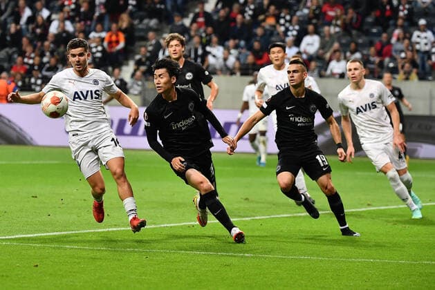 16.09.2021, xjhx, Fussball UEFA Europa League, Eintracht Frankfurt - Fenerbahce SK Istanbul emspor, v.l. Ferdi Kadioglu (Fenerbahce Istanbul) Daichi Kamada (Eintracht Frankfurt) Zweikampf, Aktion, action, battle for the ball Rafael Borre, Rafael Santos Borre Maury (Eintracht Frankfurt) (DFL DFB REGULATIONS PROHIBIT ANY USE OF PHOTOGRAPHS as IMAGE SEQUENCES and or QUASI-VIDEO) Frankfurt am Main