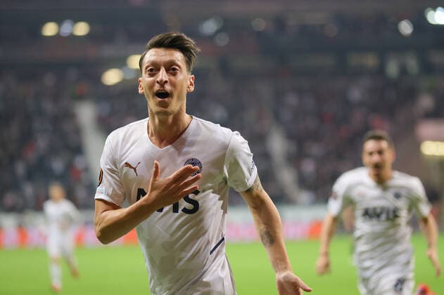 Eintracht Frankfurt - Fenerbahce SK, UEFA Europa League Tor für Fenerbahce zum 0:1 durch Mesut Özil (Fenerbahce SK, 10). Spiel der UEFA Europa League zwischen Eintracht Frankfurt und Fenerbahce SK am 16. September 2021 im Deutsche Bank Park in Frankfurt am Main., Frankfurt am Main Hessen Deutschland Deutsche Bank Park