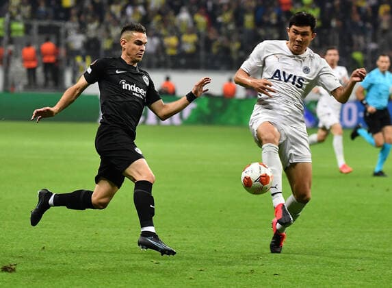 16.09.2021, xjhx, Fussball UEFA Europa League, Eintracht Frankfurt - Fenerbahce SK Istanbul emspor, v.l. Rafael Borre, Rafael Santos Borre Maury (Eintracht Frankfurt) Min-Jae Kim (Fenerbahce Istanbul) Zweikampf, Aktion, action, battle for the ball (DFL DFB REGULATIONS PROHIBIT ANY USE OF PHOTOGRAPHS as IMAGE SEQUENCES and or QUASI-VIDEO) Frankfurt am Main