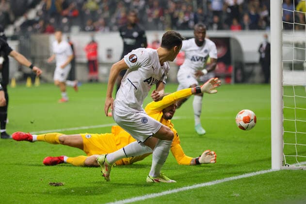 Eintracht Frankfurt - Fenerbahce SK, UEFA Europa League Tor für Fenerbahce zum 0;1 durch Mesut Özil (Fenerbahce SK, 10).Â , vorbei an Torwart Kevin Trapp (Eintracht Frankfurt, 1). Spiel der UEFA Europa League zwischen Eintracht Frankfurt und Fenerbahce SK am 16. September 2021 im Deutsche Bank Park in Frankfurt am Main., Frankfurt am Main Hessen Deutschland Deutsche Bank Park