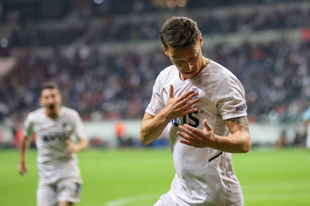 Eintracht Frankfurt - Fenerbahce SK, UEFA Europa League Tor für Fenerbahce zum 0:1 durch Mesut Özil (Fenerbahce SK, 10). Spiel der UEFA Europa League zwischen Eintracht Frankfurt und Fenerbahce SK am 16. September 2021 im Deutsche Bank Park in Frankfurt am Main., Frankfurt am Main Hessen Deutschland Deutsche Bank Park
