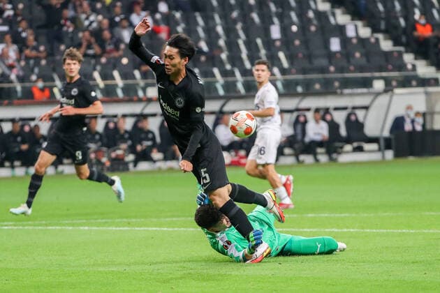 Fußball - UEFA Europa League - 01. Spieltag Eintracht Frankfurt - Fenerbahce SK am 16.09.2021 im Deutsche Bank Park in Frankfurt Torwart Altay Bayindir (Fenerbahce) hält Daichi Kamada (Frankfurt) fest