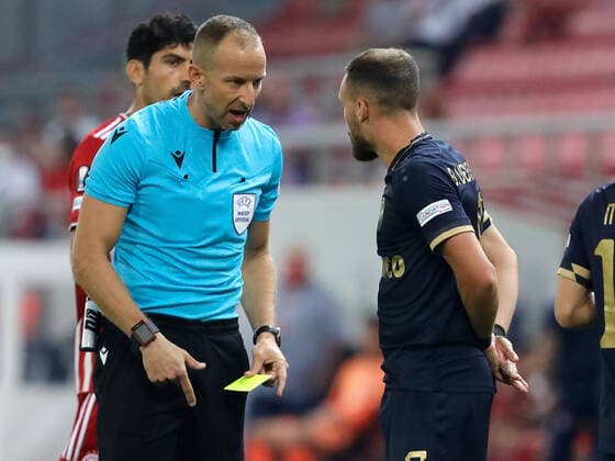 Fußball, EL, Olympiakos Piräus - Royal Antwerpen Olympiacos F.C. v Royal Antwerp UEFA Europa League Match referee Tamas Bognar cautions Birger Verstraete of Royal Antwerp during the UEFA Europa League Group D match at Karaiskakis Stadium, Piraeus Content Not Available For UK Newspapers Copyright: xYannisxHalasx FIL-15879-0028