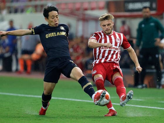 Fußball, EL, Olympiakos Piräus - Royal Antwerpen Olympiacos F.C. v Royal Antwerp UEFA Europa League Oleg Reabciuk of Olympiacos F.C. and Koji Miyoshi of Royal Antwerp in action during the UEFA Europa League Group D match at Karaiskakis Stadium, Piraeus Content Not Available For UK Newspapers Copyright: xYannisxHalasx FIL-15879-0031