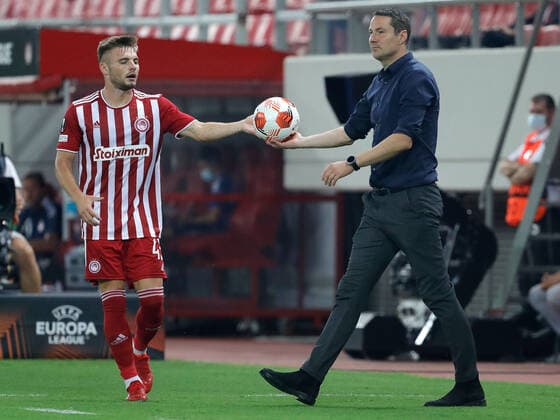 Fußball, EL, Olympiakos Piräus - Royal Antwerpen Olympiacos F.C. v Royal Antwerp UEFA Europa League Oleg Reabciuk of Olympiacos F.C. is handed the ball by Brian Priske Manager of Royal Antwerp during the UEFA Europa League Group D match at Karaiskakis Stadium, Piraeus Content Not Available For UK Newspapers Copyright: xYannisxHalasx FIL-15879-0032