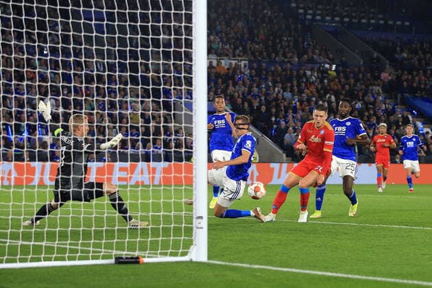 Football - UEFA Europa League - Group C - Leicester City v SSC Napoli 16th September 2021 - UEFA Europa League - Group C - Leicester City v SSC Napoli - Leicester City goalkeeper Kasper Schmeichel spreads his limbs as Piotr Zielinski of Napoli comes close - Photo: Simon Stacpoole Offside. Leicester UK Copyright: xSimonxStacpoolexOffside