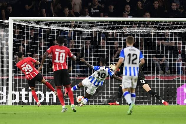 EINDHOVEN - Alexander Isak of Real Sociedad (19) scores the 1-2 during the UEFA Europa League match between PSV Eindhoven and Real Sociedad at Phillips stadium on September 16, 2021 in Eindhoven, Netherlands. ANP OLAF KRAAK UEFA Europa League 2021 2022 xVIxANPxSportx xxANPxIVx