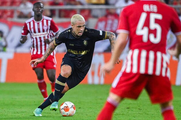 Fußball, EL, Olympiakos Piräus - Royal Antwerpen Antwerp s Radja Nainggolan pictured in action during a soccer game between Greek Olympiacos F.C. and Belgian Royal Antwerp FC, Thursday 16 September 2021 in Piraeus, Athens, Greece, on the first day (out of six) in the Group D of the UEFA Europa League group stage. LAURIExDIEFFEMBACQ  x3089116x