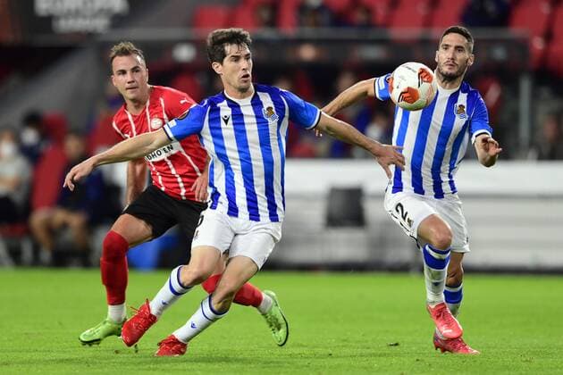 EINDHOVEN - (lr) Mario Gotze of PSV Eindhoven, Aritz Elustondo of Real Sociedad, Joseba Zaldua of Real Sociedad during the UEFA Europa League match between PSV Eindhoven and Real Sociedad at Phillips stadium on September 16, 2021 in Eindhoven, Netherlands. ANP OLAF KRAAK UEFA Europa League 2021 2022 xVIxANPxSportx xxANPxIVx