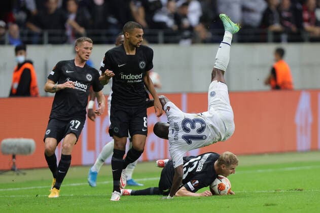 Eintracht Frankfurt - Fenerbahce SK, UEFA Europa League Enner Valencia (Fenerbahce SK, 13) geht im Zweikampf mit Martin Hinteregger (Eintracht Frankfurt, 13) zu Boden. Linsk Djibril Sow (Eintracht Frankfurt, 8) und Erik Durm (Eintracht Frankfurt, 37). Spiel der UEFA Europa League zwischen Eintracht Frankfurt und Fenerbahce SK am 16. September 2021 im Deutsche Bank Park in Frankfurt am Main., Frankfurt am Main Hessen Deutschland Deutsche Bank Park