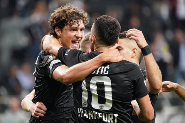 celebrate the goal, Torjubel zum 1:1 um Torschütze Sam Lammers (Eintracht Frankfurt) mit Filip Kostic (Eintracht Frankfurt) - Frankfurt 16.09.2021: Eintracht Frankfurt vs. Fenerbahce Istanbul, Deutsche Bank Park, 1. Spieltag UEFA Europa League