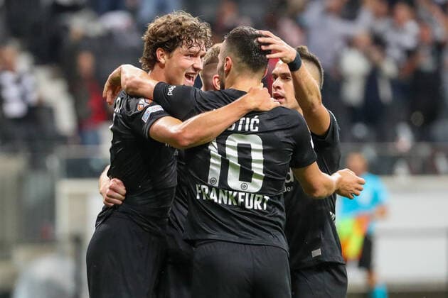Fußball - UEFA Europa League - 01. Spieltag Eintracht Frankfurt - Fenerbahce SK am 16.09.2021 im Deutsche Bank Park in Frankfurt Jubel, Torjubel, Torschuetze, Torschütze Sam Lammers (Frankfurt) jubelt nach seinem Tor zum 1 zu 1 mit Filip Kostic (Frankfurt) , Kristijan Jakic (Frankfurt) und Rafael Santos Borre (Frankfurt)