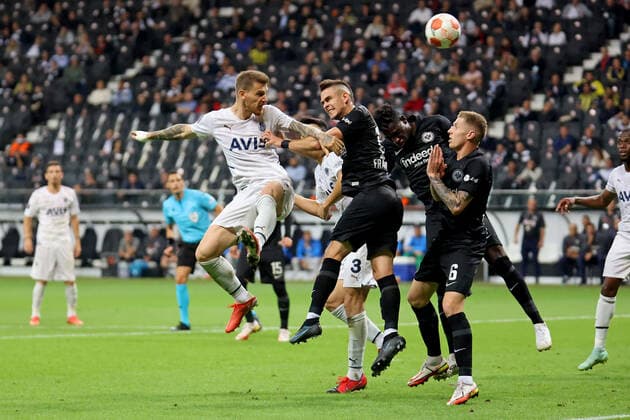 Frankfurt, Deutschland 16. September 2021: Europa League - 2021 2022 - Eintracht Frankfurt vs. Fenerbahce SK v.li. Serdar Aziz (Fenerbahce) im Kopfballduell gegen Rafael Borre (Frankfurt). Deutsche Bank Park Hessen Copyright: xFotostandx xRacochax