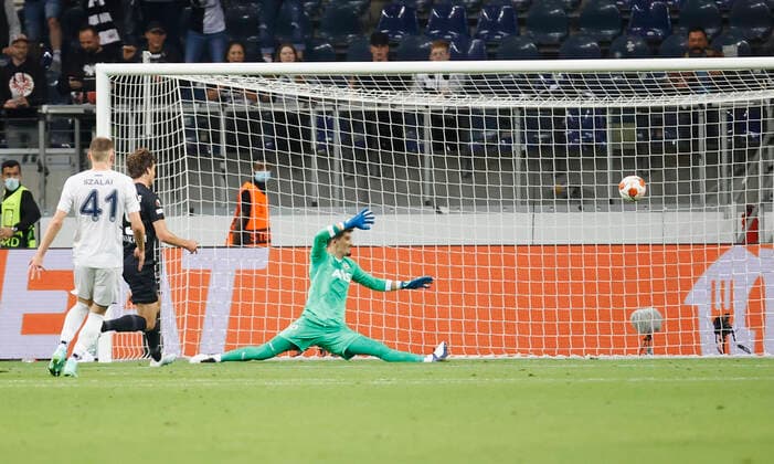 16.09.2021, Fussball, Europa League, 2021 - 2022, Eintracht Frankfurt - Fenerbahce Istanbul, GER, Frankfurt, Frankfurt stadion Bild: v. li. Sam Lammers (Eintracht Frankfurt), Goal scored, erziehlt das Tor zum 1:0 celebrate the goal, Torwart Altay Bayindi (Fenerbahce Istanbul) Copyright: HMBxMedia xHeikoxBecker