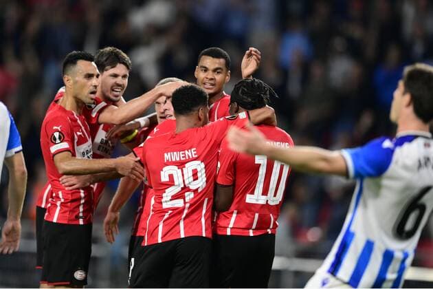 EINDHOVEN - PSV celebrate the 1-0 against Mario Gotze of PSV Eindhoven during the UEFA Europa League match between PSV Eindhoven and Real Sociedad at Phillips stadium on September 16, 2021 in Eindhoven, Netherlands. ANP OLAF KRAAK UEFA Europa League 2021 2022 xVIxANPxSportx xxANPxIVx