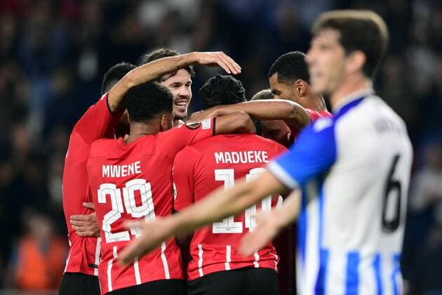 EINDHOVEN - PSV celebrate the 1-0 against Mario Gotze of PSV Eindhoven during the UEFA Europa League match between PSV Eindhoven and Real Sociedad at Phillips stadium on September 16, 2021 in Eindhoven, Netherlands. ANP OLAF KRAAK UEFA Europa League 2021 2022 xVIxANPxSportx xxANPxIVx