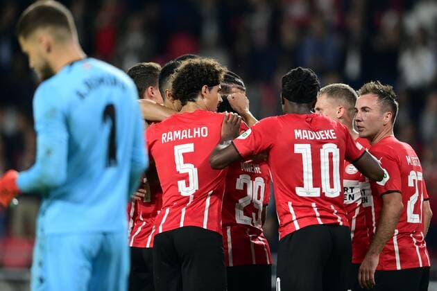 EINDHOVEN - PSV celebrate the 1-0 against Mario Gotze of PSV Eindhoven during the UEFA Europa League match between PSV Eindhoven and Real Sociedad at Phillips stadium on September 16, 2021 in Eindhoven, Netherlands. ANP OLAF KRAAK UEFA Europa League 2021 2022 xVIxANPxSportx xxANPxIVx