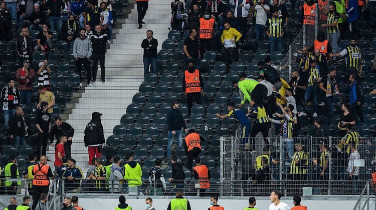 16.09.2021, xpsx, Fussball UEFA Europa League, Eintracht Frankfurt - Fenerbahce SK Istanbul v.l. auseinandersetzung zwischen frankfurt und istanbul fans zuschauer (DFL DFB REGULATIONS PROHIBIT ANY USE OF PHOTOGRAPHS as IMAGE SEQUENCES and or QUASI-VIDEO) emspor Frankfurt