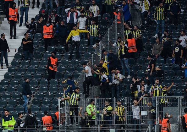 16.09.2021, xpsx, Fussball UEFA Europa League, Eintracht Frankfurt - Fenerbahce SK Istanbul v.l. auseinandersetzung zwischen frankfurt und istanbul fans zuschauer (DFL DFB REGULATIONS PROHIBIT ANY USE OF PHOTOGRAPHS as IMAGE SEQUENCES and or QUASI-VIDEO) emspor Frankfurt