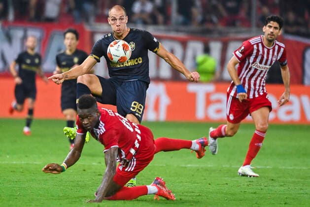 Fußball, EL, Olympiakos Piräus - Royal Antwerpen Olympiacos Pape Abou Cisse and Antwerp s Michael Frey fight for the ball during a soccer game between Greek Olympiacos F.C. and Belgian Royal Antwerp FC, Thursday 16 September 2021 in Piraeus, Athens, Greece, on the first day (out of six) in the Group D of the UEFA Europa League group stage. LAURIExDIEFFEMBACQ  x3089137x