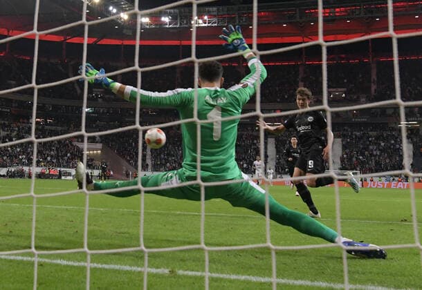 16.09.2021, xjhx, Fussball UEFA Europa League, Eintracht Frankfurt - Fenerbahce SK Istanbul emspor, v.l. Sam Lammers (Eintracht Frankfurt) erzielt das Tor zum scores the Goal 1:1 Altay Bayindir (Fenerbahce Istanbul) (DFL DFB REGULATIONS PROHIBIT ANY USE OF PHOTOGRAPHS as IMAGE SEQUENCES and or QUASI-VIDEO) Frankfurt am Main