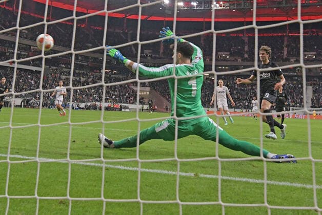 16.09.2021, xjhx, Fussball UEFA Europa League, Eintracht Frankfurt - Fenerbahce SK Istanbul emspor, v.l. Sam Lammers (Eintracht Frankfurt) erzielt das Tor zum scores the Goal 1:1 Altay Bayindir (Fenerbahce Istanbul) (DFL DFB REGULATIONS PROHIBIT ANY USE OF PHOTOGRAPHS as IMAGE SEQUENCES and or QUASI-VIDEO) Frankfurt am Main