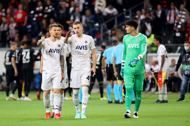 Frankfurt, Deutschland 16. September 2021: Europa League - 2021 2022 - Eintracht Frankfurt vs. Fenerbahce SK Serdar Aziz (Fenerbahce) und Attila Szalai (Fenerbahce) beraten sich und geben Handzeichen. Deutsche Bank Park Hessen Copyright: xFotostandx xRacochax