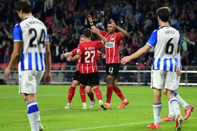 EINDHOVEN - (lr) Mario Gotze of PSV Eindhoven, Philipp Max of PSV Eindhoven, Cody Gakpo of PSV Eindhoven celebrate the 1-0 during the UEFA Europa League match between PSV Eindhoven and Real Sociedad at the Phillips stadium on September 16, 2021 in Eindhoven, The Netherlands. ANP OLAF KRAAK UEFA Europa League 2021 2022 xVIxANPxSportx xxANPxIVx 437646746